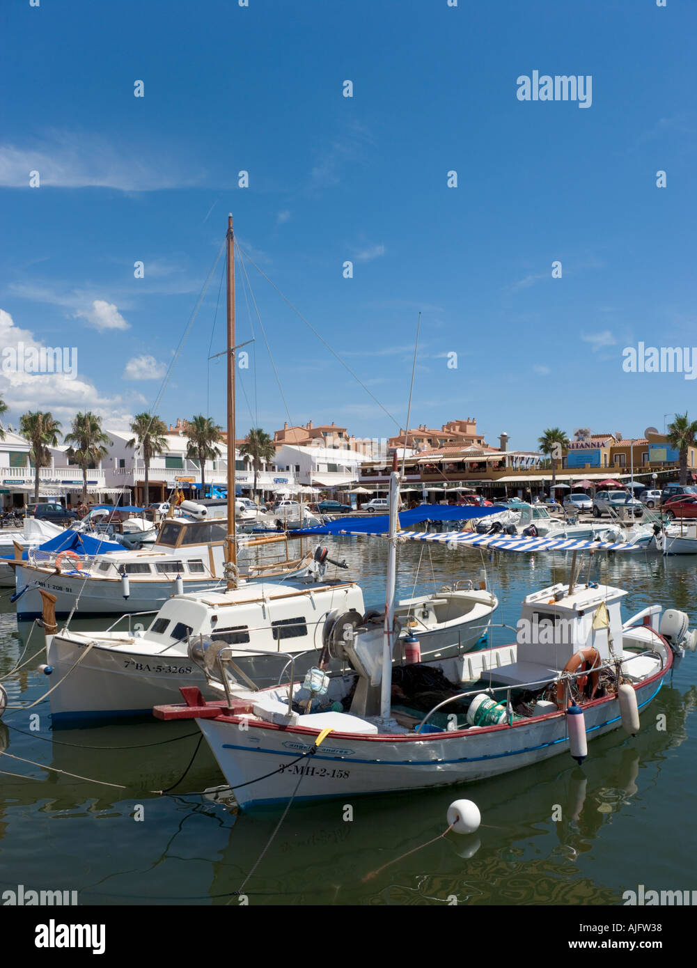 Barche da pesca nel porto di Cala'n Bosch, Menorca, isole Baleari, Spagna Foto Stock