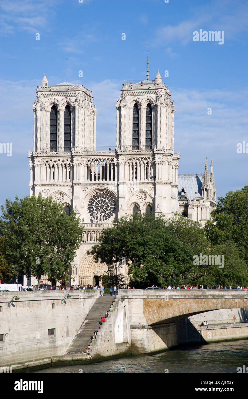 Francia Ile de France Parigi Ovest facciata della medioevale gotica Cattedrale di Notre Dame a l'Ile De La Cite con turisti visite turistiche Foto Stock