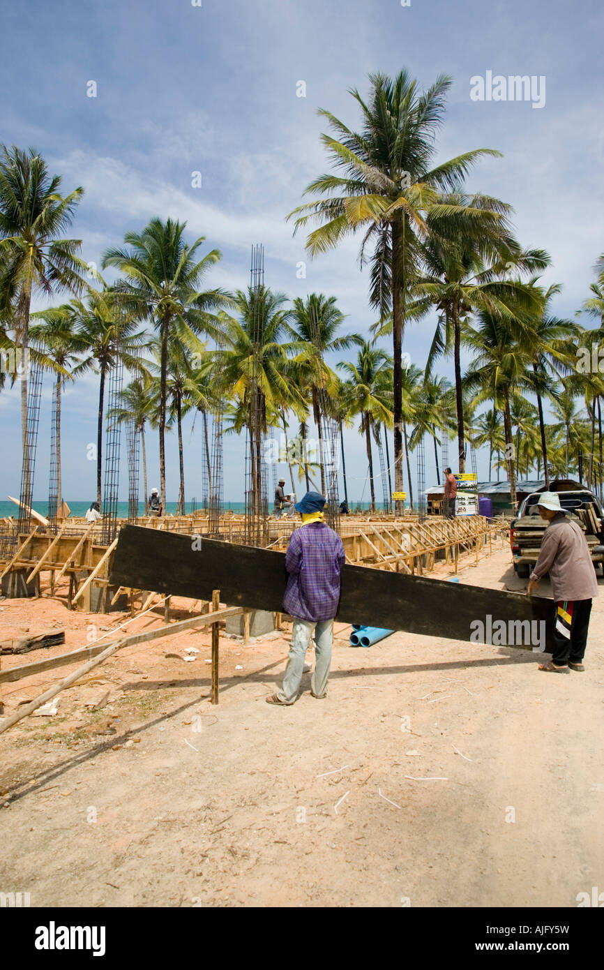 Edifici di spiaggia la ricostruzione dopo lo tsunami 2004 Bang Niang Beach Khao Lak thailandi Foto Stock