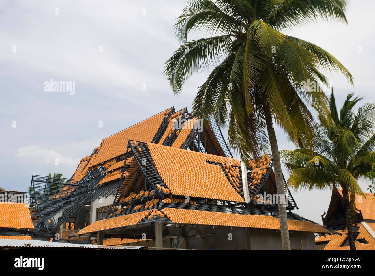 Ripido tetto di stile Tailandese assemblato sul nuovo edificio dopo lo tsunami Khao Lak Thailandia Foto Stock