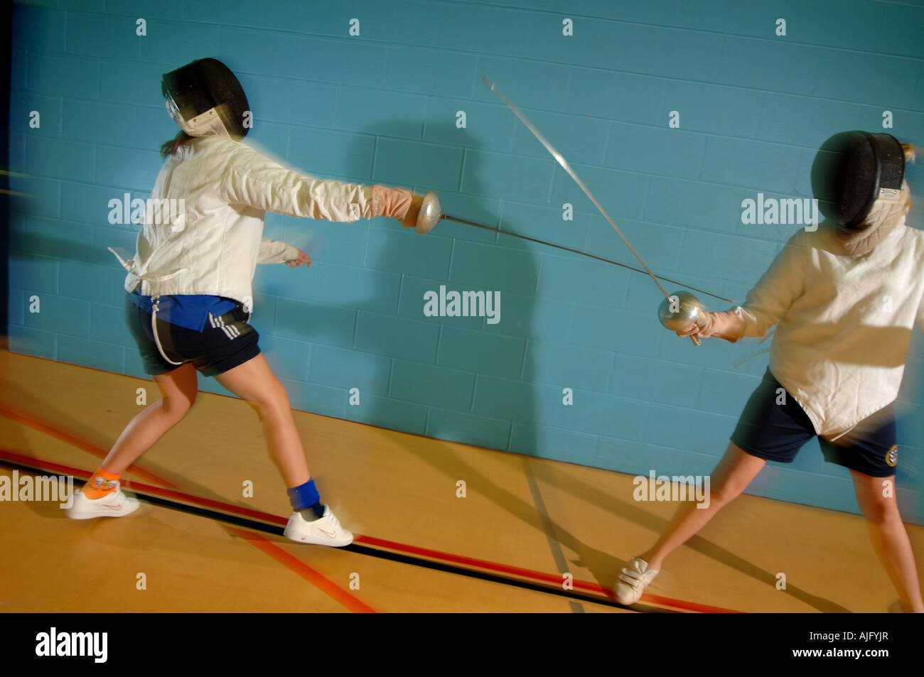 I giovani allievi di scuola imparare circa gli sport della scherma Foto Stock