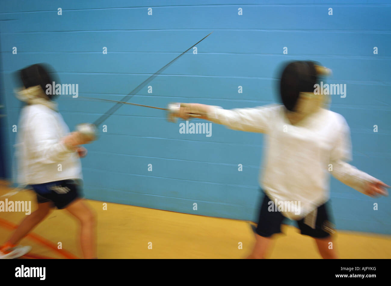 I giovani allievi di scuola imparare circa gli sport della scherma Foto Stock