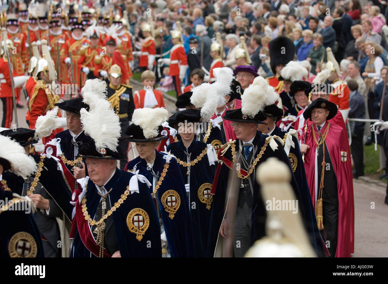 Sua Altezza Reale la Principessa Anna e altri cavalieri durante l'Ordine della Giarrettiera processione al di fuori alla cappella di San Giorgio del Castello di Windsor Foto Stock