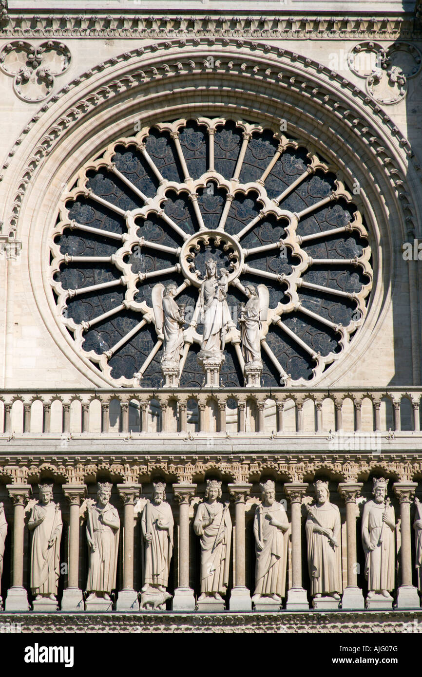 Francia Ile de France Paris Ile de la Cite Place du Parvis Notre Dame West rosone sulla cattedrale medioevale gotica chiesa. Foto Stock