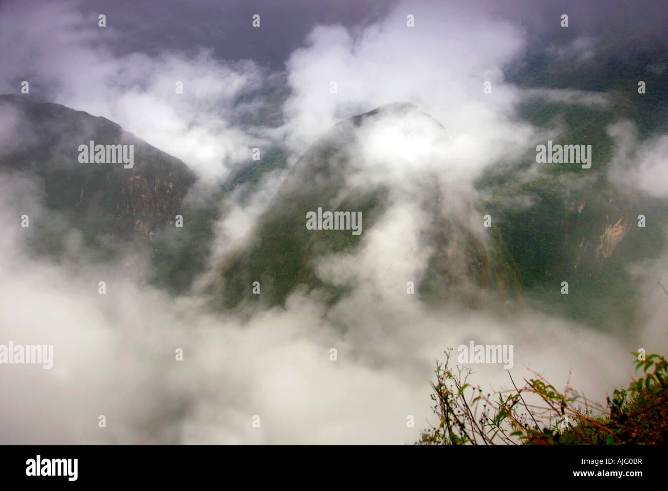 Misty vista la mattina al fiume Urubamba valley dall UNESCO World Heritage Site Machu Picchu Perù Ande America del Sud Foto Stock