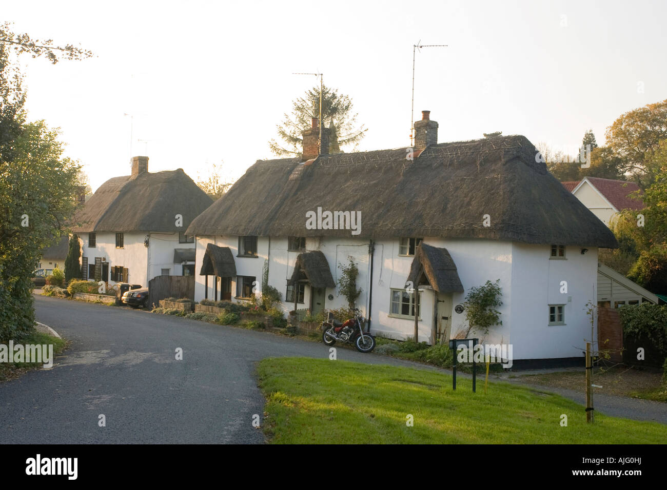 Un pittoresco e caratteristico tetto di paglia cottage in villaggio Rattlesden in Suffolk, Regno Unito Foto Stock Un pittoresco e caratteristico tetto di paglia cottage in villaggio Rattlesden in Suffolk, Regno Unito Foto Stock