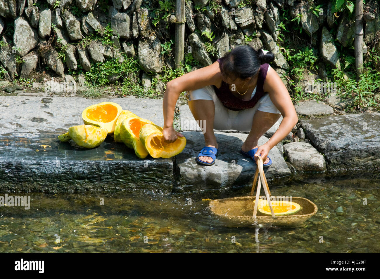 Donna di zucca di lavaggio in acqua del canale Likeng Wuyuan County Cina Foto Stock