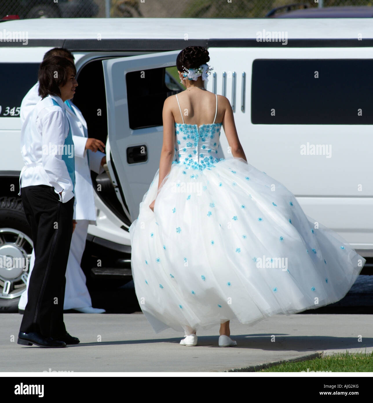 Sposa che indossa blu e bianco abito da sposa e tesa di una Limousine Car  USA Foto stock - Alamy