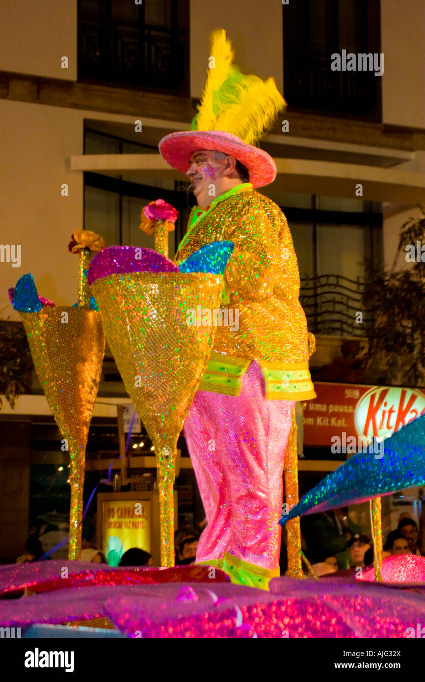 Carnevale di Madeira uomo in costume colorato Foto stock - Alamy