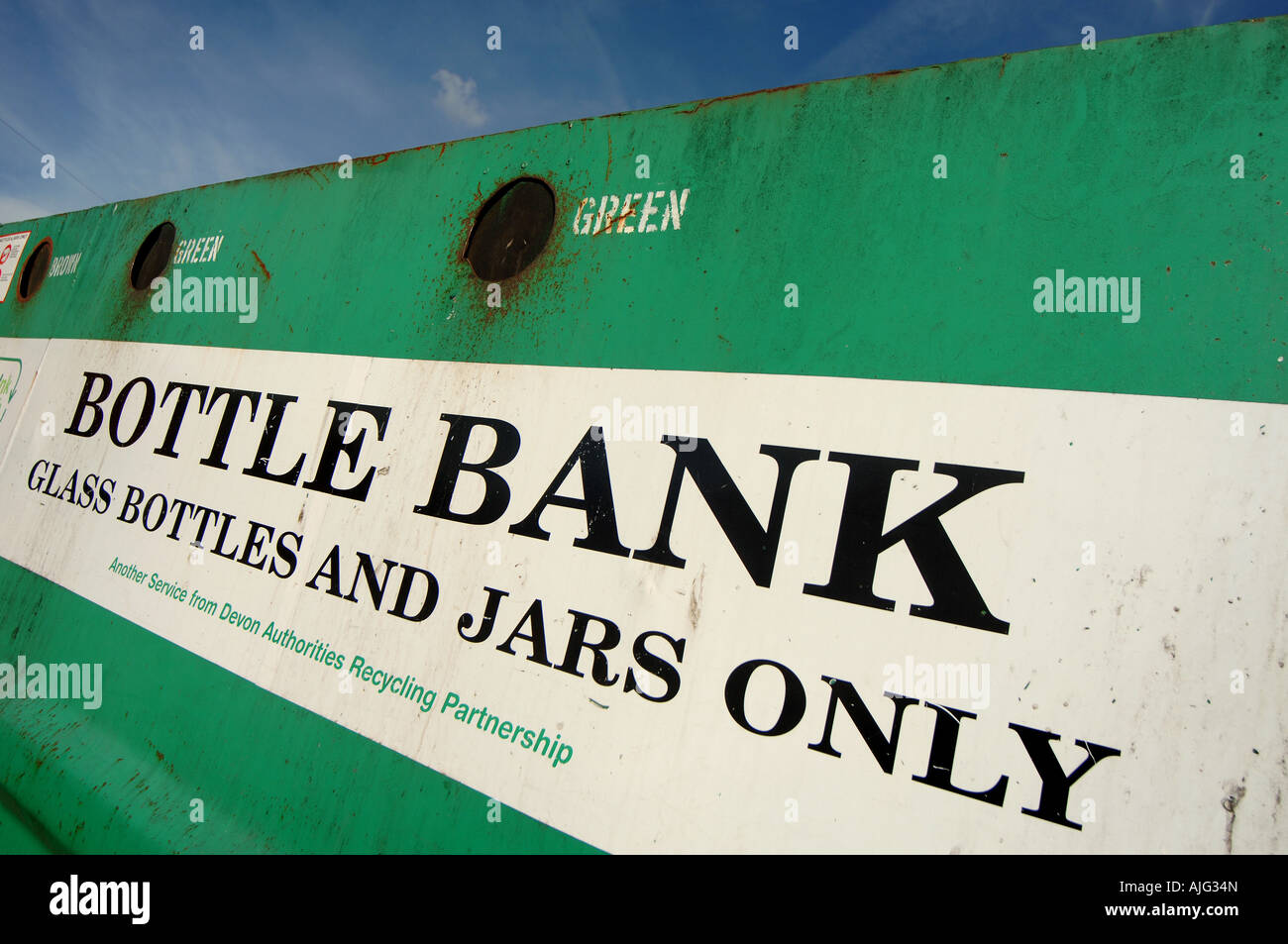 Una bottiglia la banca a un centro di riciclaggio in Exeter Devon, Regno Unito. Foto Stock