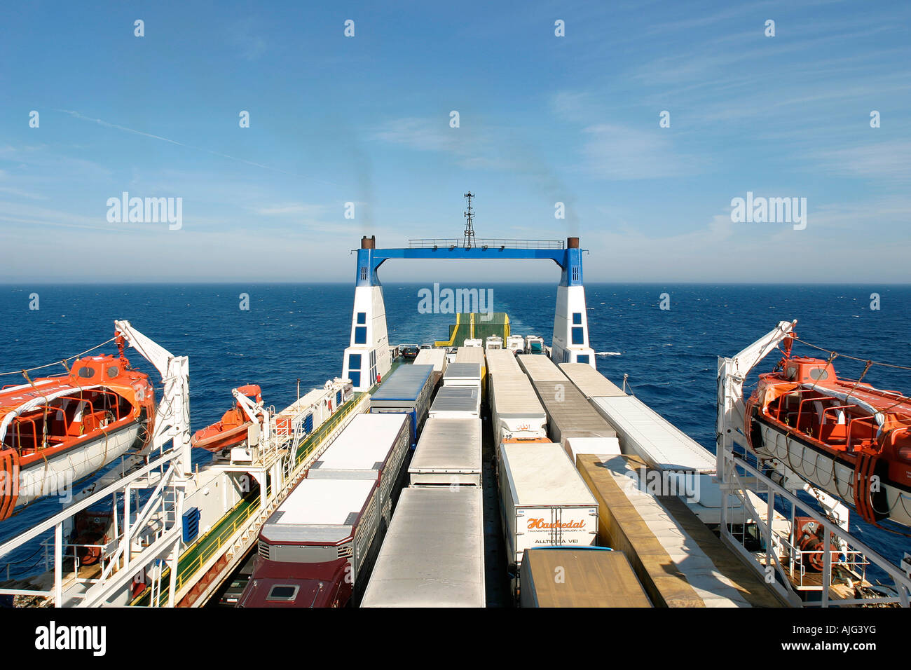 Un Mare Adriatico ferry impaccata con rimorchi. Foto Stock