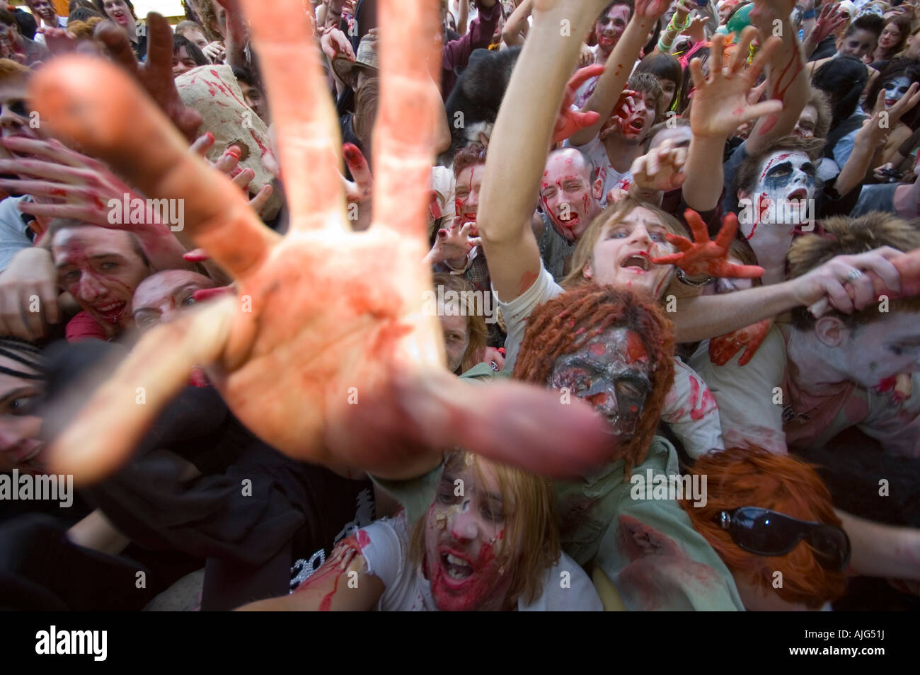 Il mio esercito di morti viventi Zombie di Brisbane a piedi foto di gruppo Foto Stock