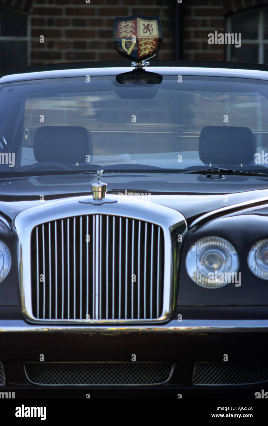 Sua Maestà la Regina Elisabetta 11 Bentley attende Foto Stock
