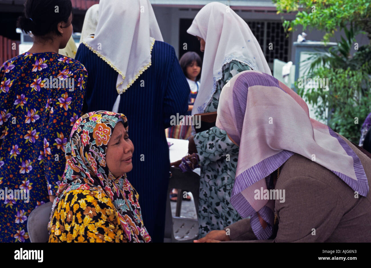 Gli ospiti dei matrimoni al tradizionale malese islamica cerimonia di nozze Foto Stock