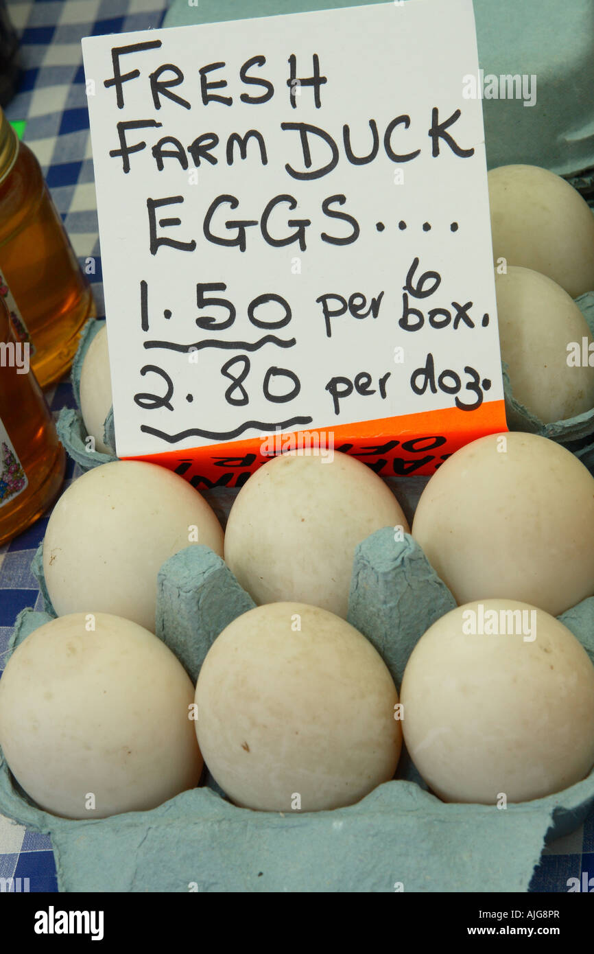 Duck egg agriturismo freschi per la vendita al mercato degli agricoltori in stallo wells somerset Foto Stock