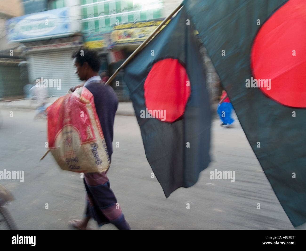 Venditore ambulante con bandiera nazionale Foto Stock