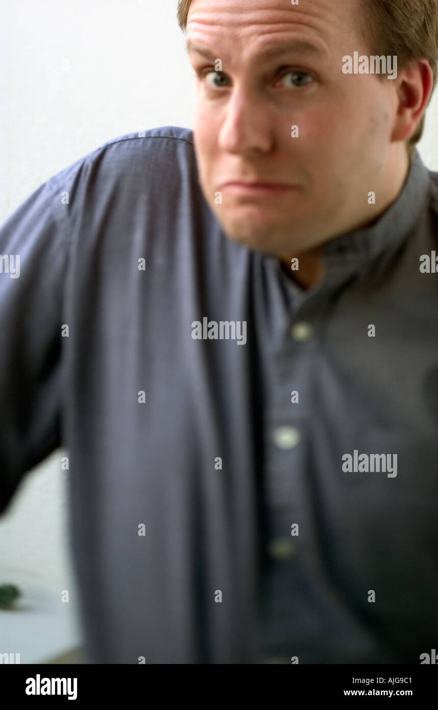 Ritratto uomo caucasico scrollare le spalle Foto Stock