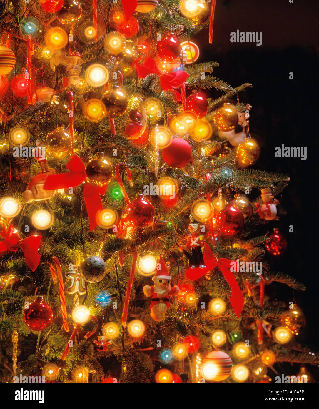 Ancora la vita di un Natale decorati con luci ad albero e ornamenti Foto Stock