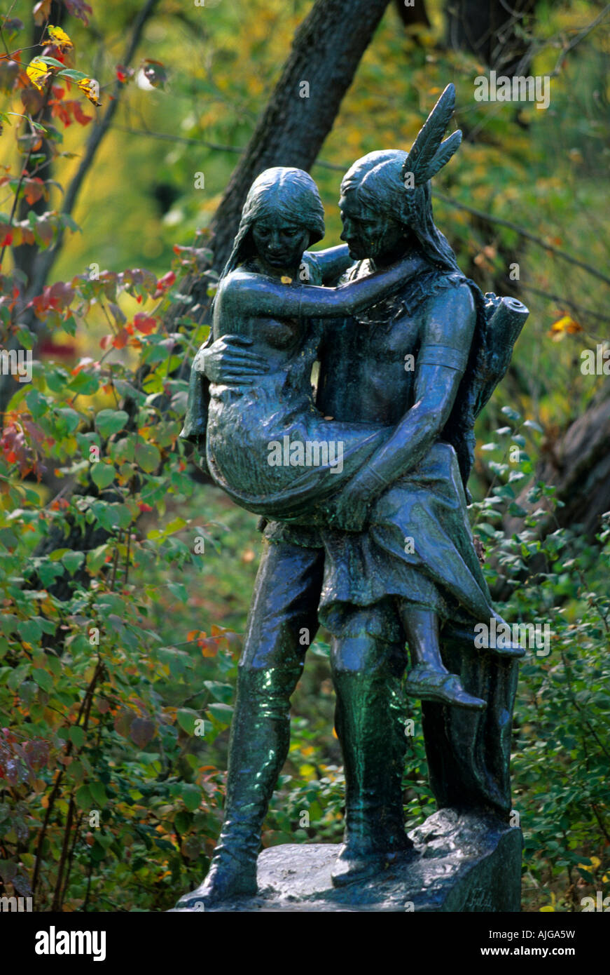 La scultura in bronzo di HIAWATHA E MINNEHAHA IN cascate Minnehaha PARK, Minneapolis, Minnesota. Artista è JACOB FJELDE. Foto Stock