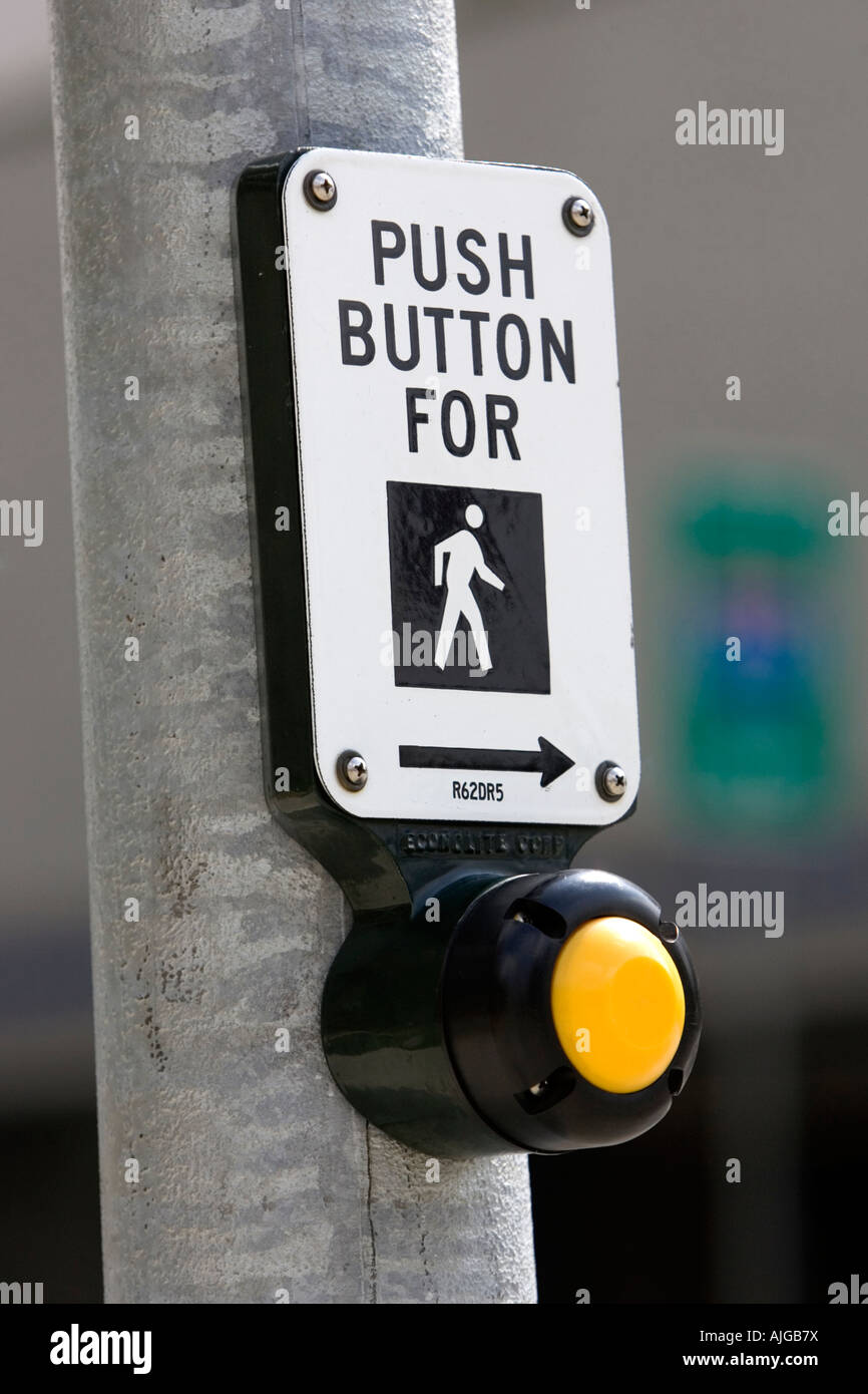 American attraversamento pedonale segno di controllo con un pulsante giallo a Pasadena, California, Stati Uniti d'America. Foto Stock