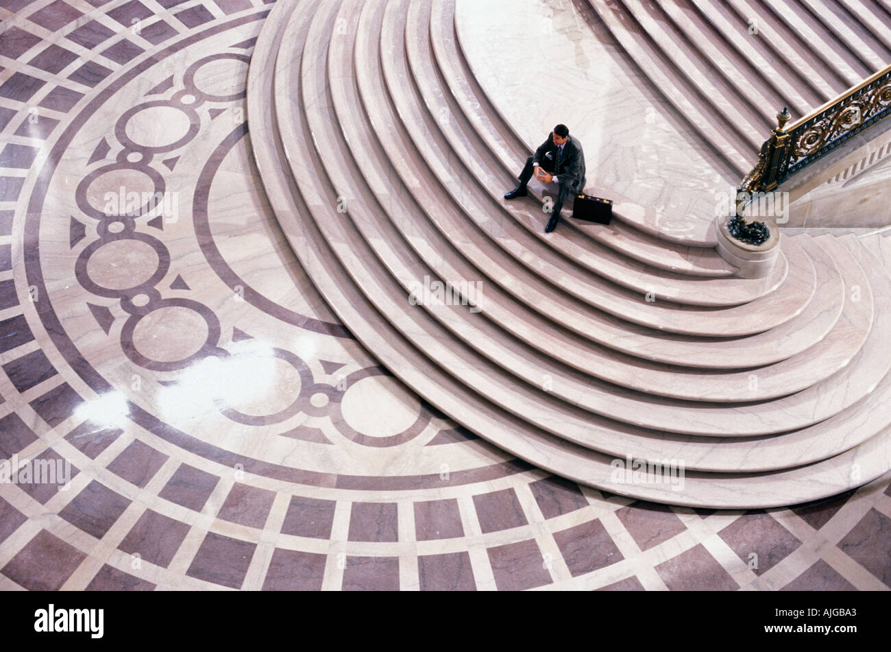 Vista aerea di un politico seduto sulle fasi di ornati in San Francisco City Hall Foto Stock
