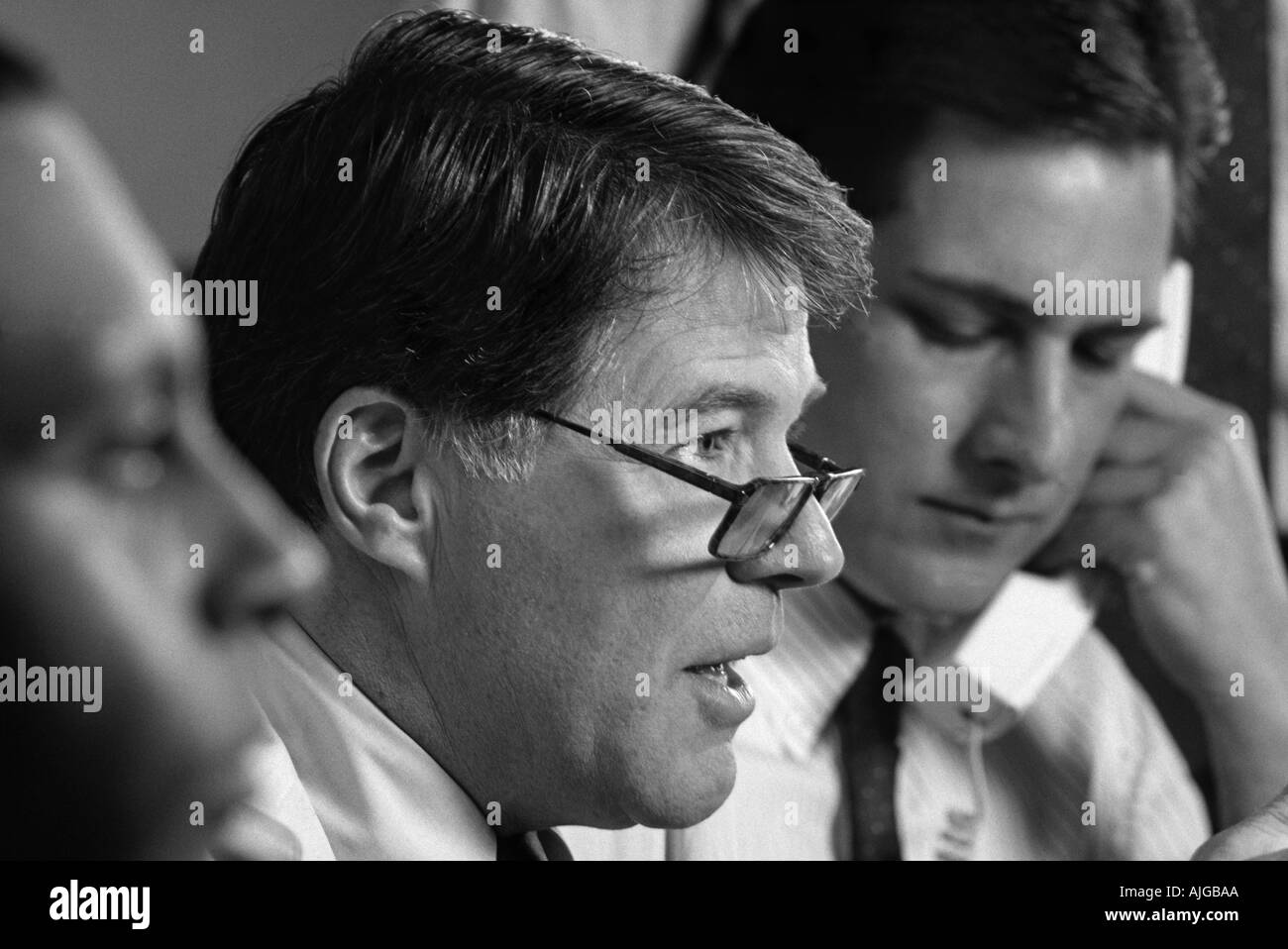 In bianco e nero in prossimità di un senior executives face t in una discussione durante una riunione di affari Foto Stock