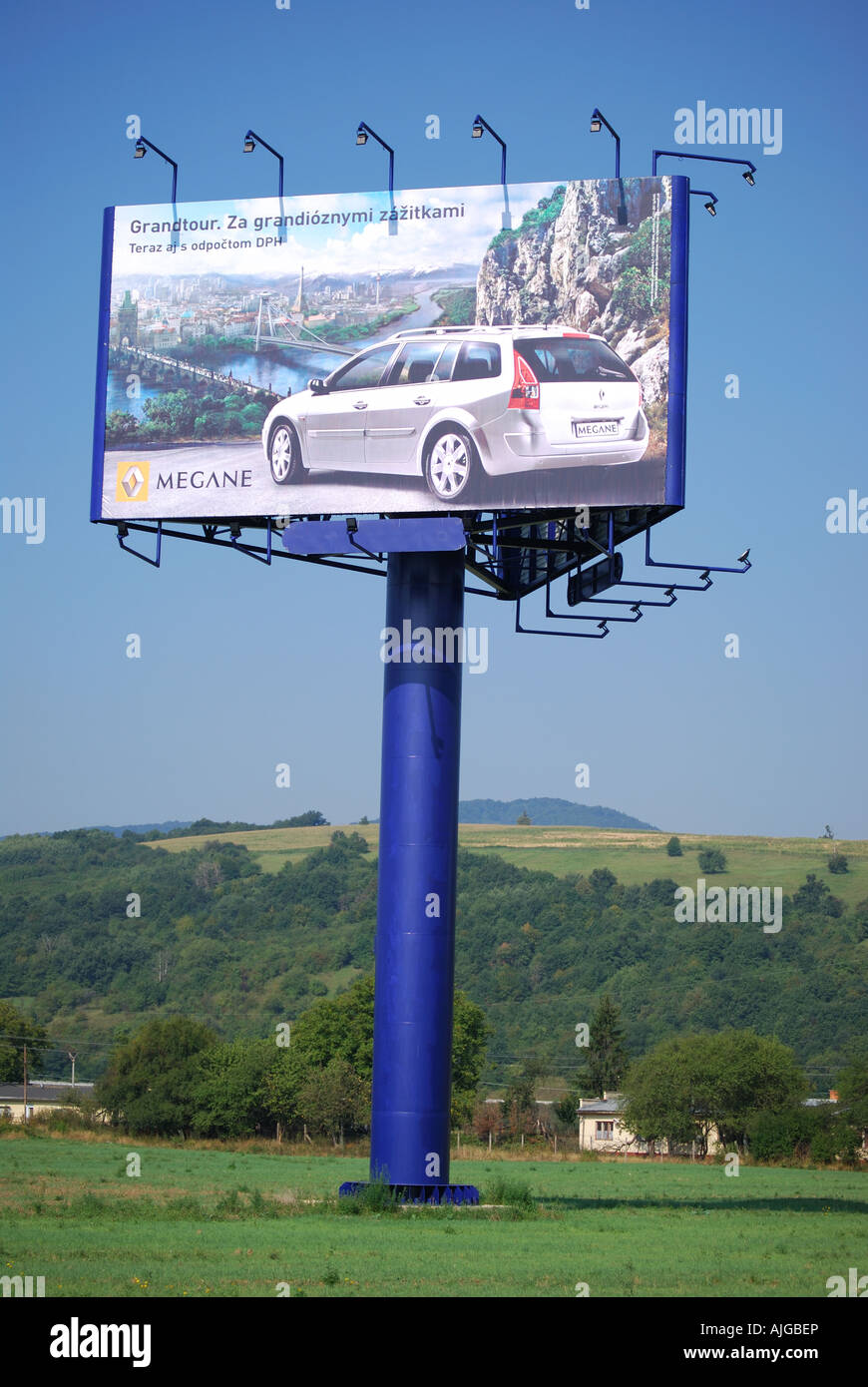 Giant pubblicità segno vicino all' autostrada, Trencin Città, regione di Trencin, Slovacchia Foto Stock