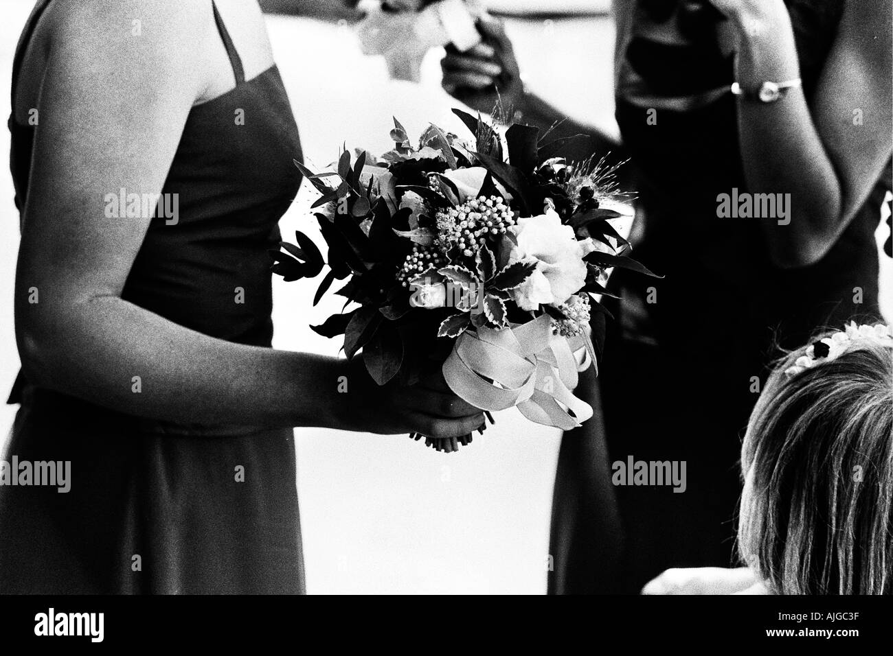 Damigella holding bouquet di fiori a Wedding Foto Stock