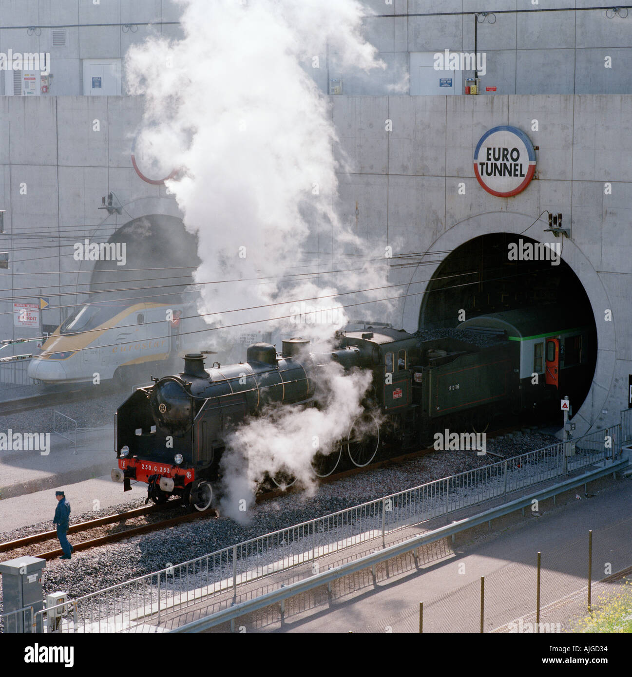 Treno a vapore utilizzando il suo fumo per testare il sistema antincendio nel tunnel sotto la Manica e a bordo dell' Eurotunnel i treni navetta Foto Stock