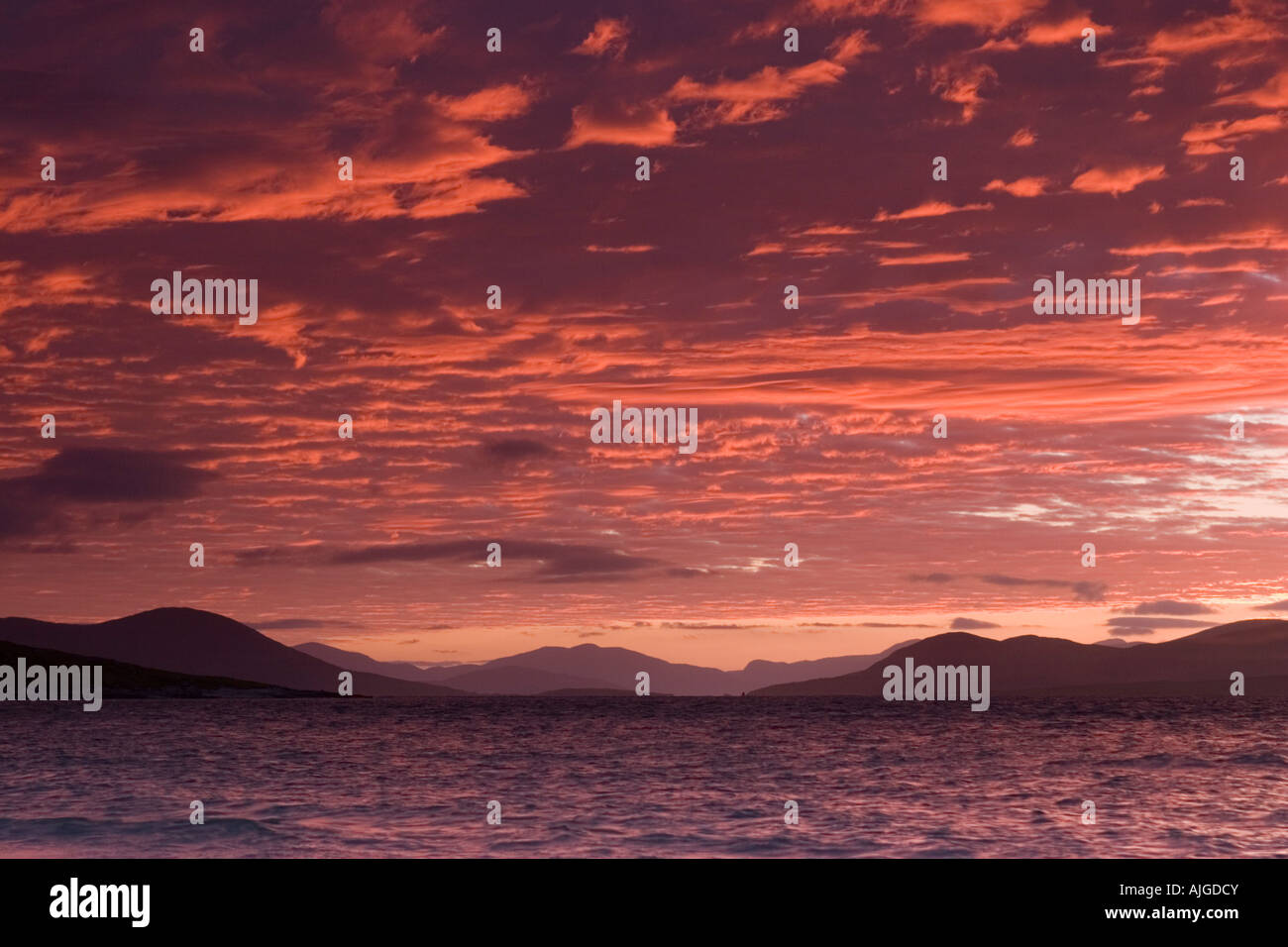 Midsummer sunrise su Berneray, Ebridi Esterne, Scozia Foto Stock