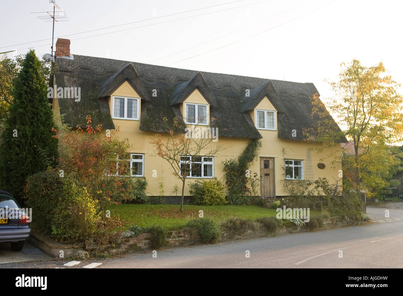 Un pittoresco e caratteristico tetto di paglia cottage in villaggio Rattlesden in Suffolk, Regno Unito Foto Stock Un pittoresco e caratteristico tetto di paglia cottage in villaggio Rattlesden in Suffolk, Regno Unito Foto Stock