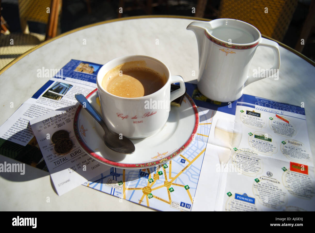 Cafe creme sul tavolo in via caffè, Reims, Marne, Champagne-Ardenne, Francia Foto Stock