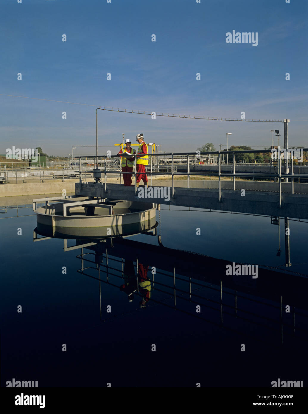 Gli ingegneri che lavorano su impianto di trattamento delle acque, England, Regno Unito Foto Stock