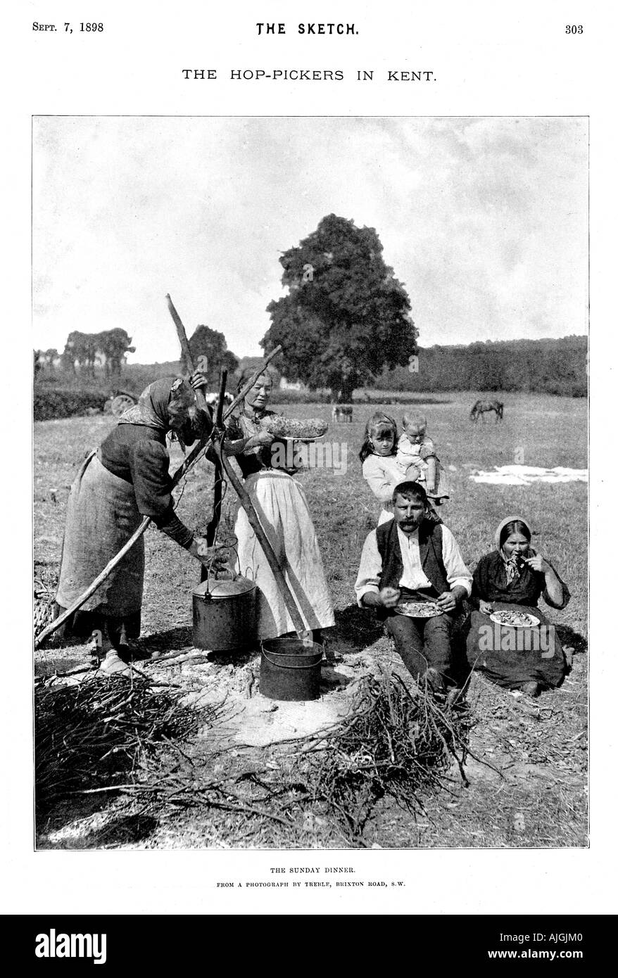 Raccoglitrici di luppolo nel Kent, Late Victorian foto di una famiglia di raccoglitori di luppolo a pranzo in Kentish campi Foto Stock