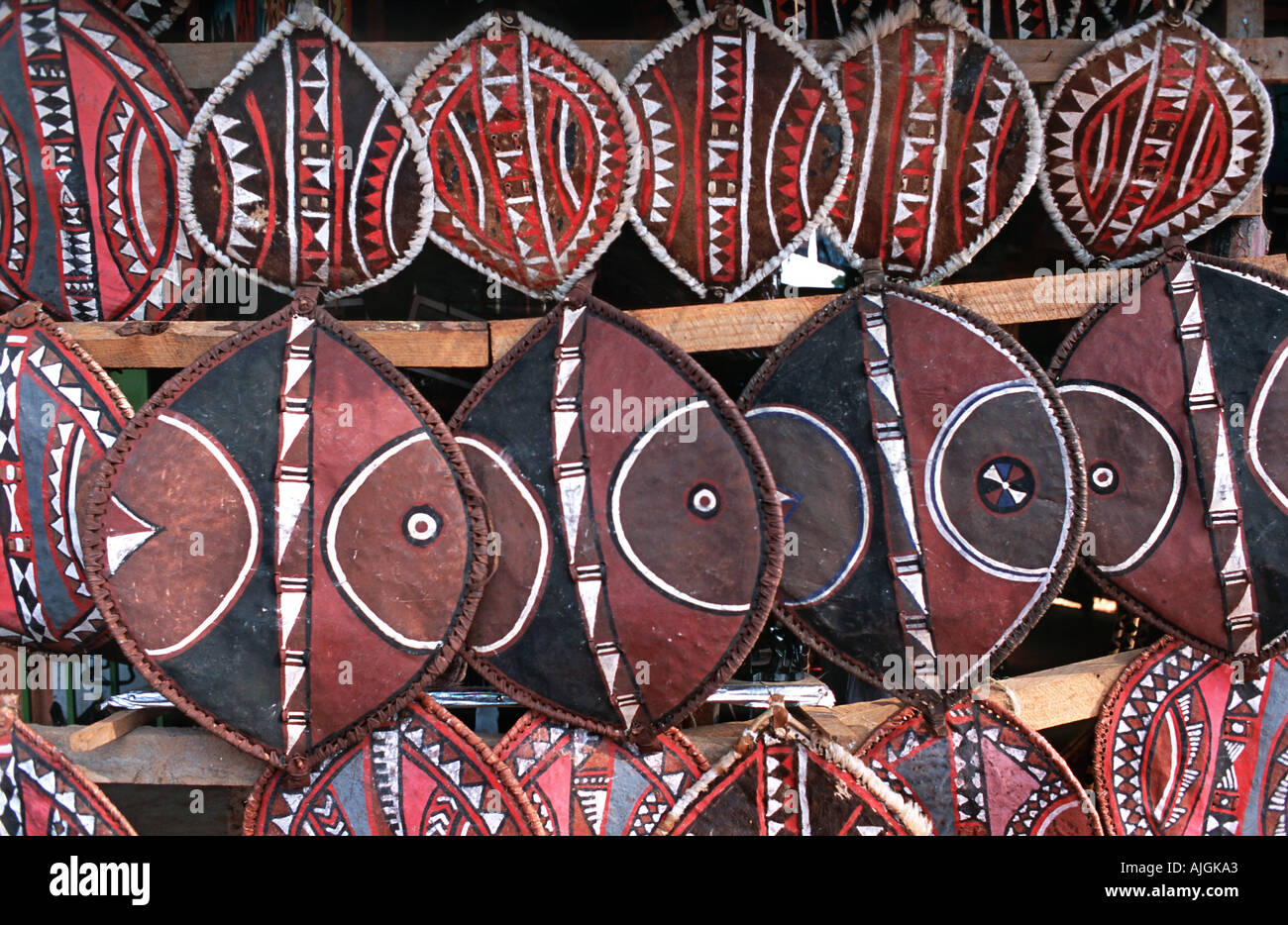 Masai scudi fatta di pelle d'animale e decorate con modellazione geometrica protezioni simili venduti in tutto il Kenya e Tanzania Foto Stock