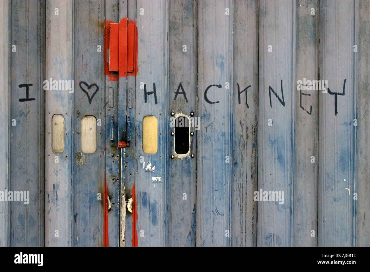 Graffiti su un cancello in London Borough of Hackney, Inghilterra. Foto Stock