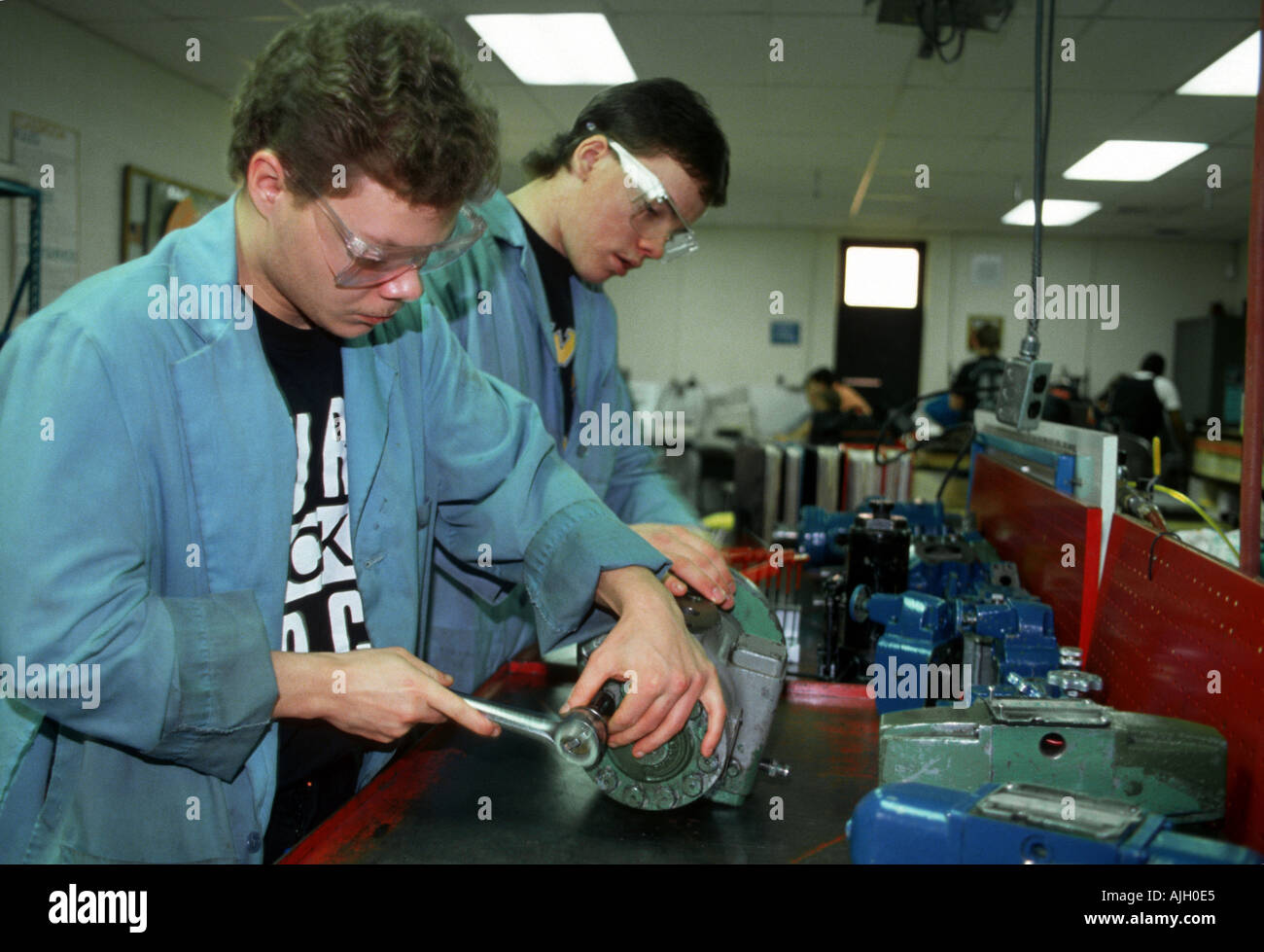 Carriera ed Tech Center gli studenti lavorano in impianti idraulici di apprendimento Foto Stock