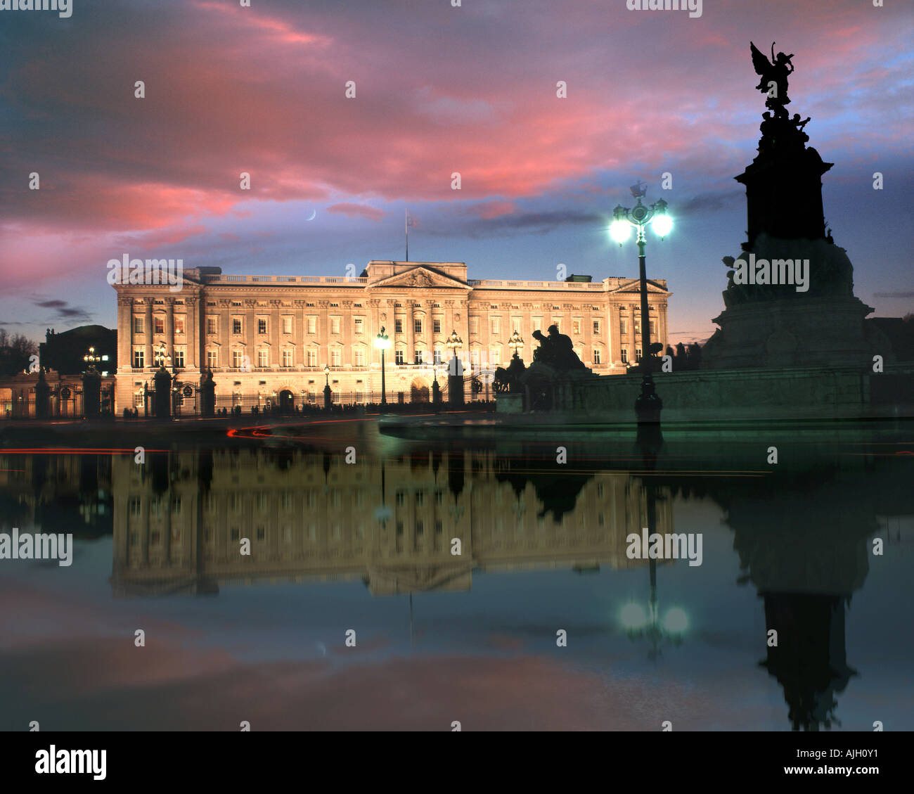 GB - LONDRA: Buckingham Palace di notte Foto Stock