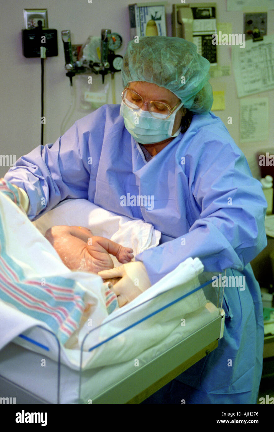 Padre e Dottore con new born baby figlio in ospedale Foto stock - Alamy