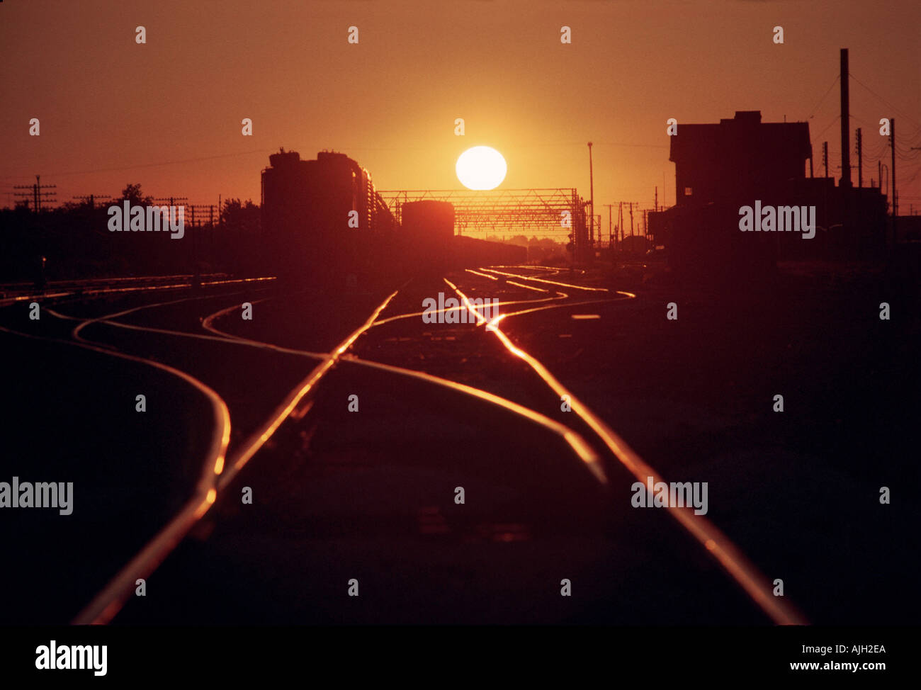 DM i binari della ferrovia che conduce in un tramonto 2 Foto Stock