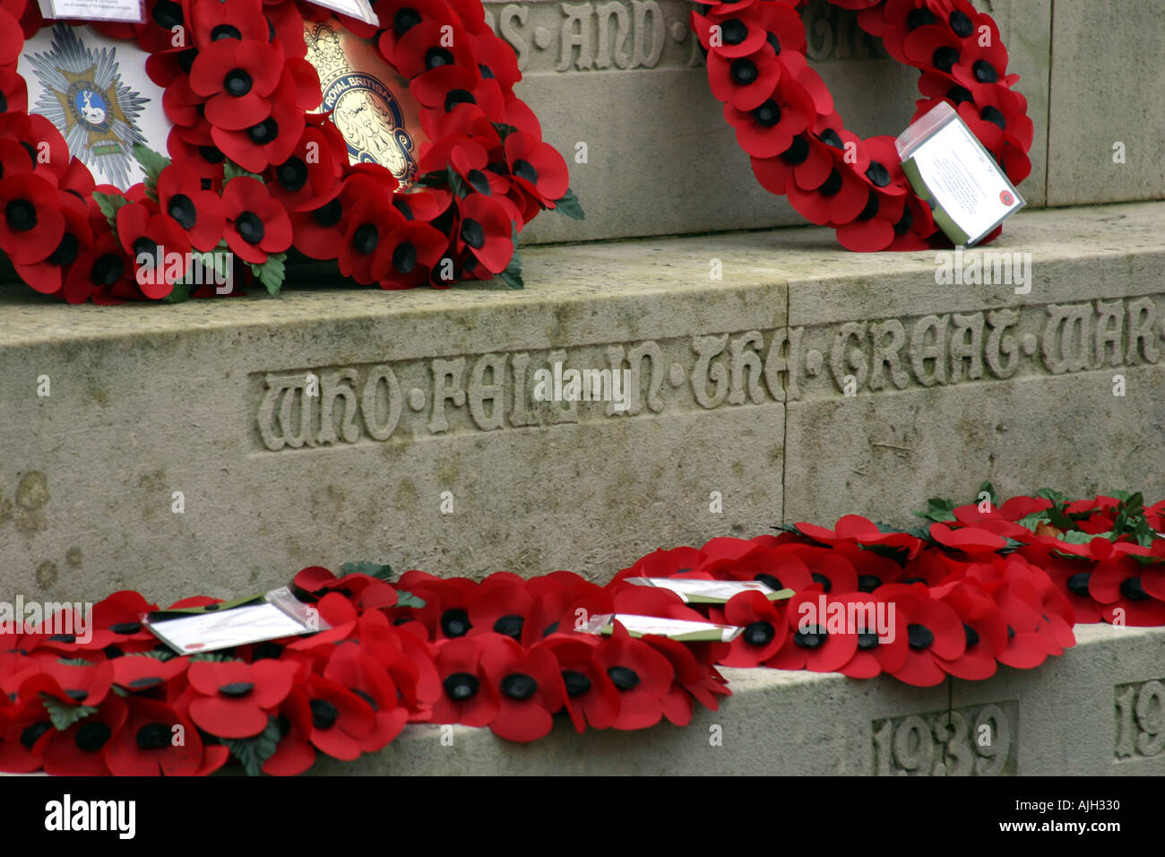 Il papavero ghirlande su un memoriale di guerra Foto Stock