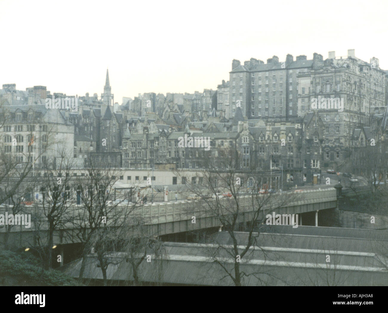 Giornata grigia in Edinburgh North Bridge sulla stazione ferroviaria di Waverley con la città vecchia in background Scozia UK grande Foto Stock