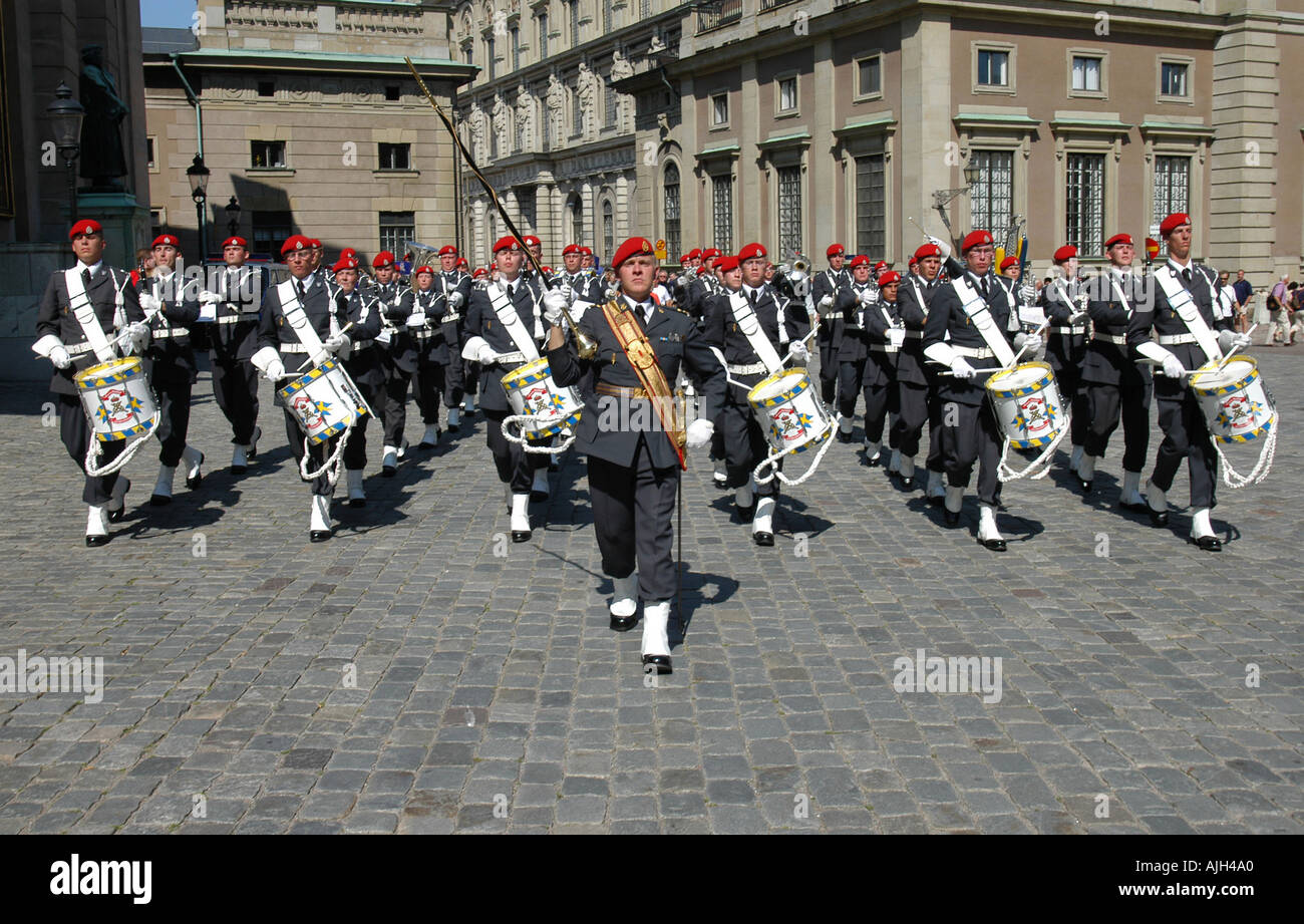 I tamburi della banda dell'esercito svedese con il Drum Major Eugen Qvarnström che marciavano verso il Palazzo reale di Stoccolma per il cambio delle guardie Foto Stock