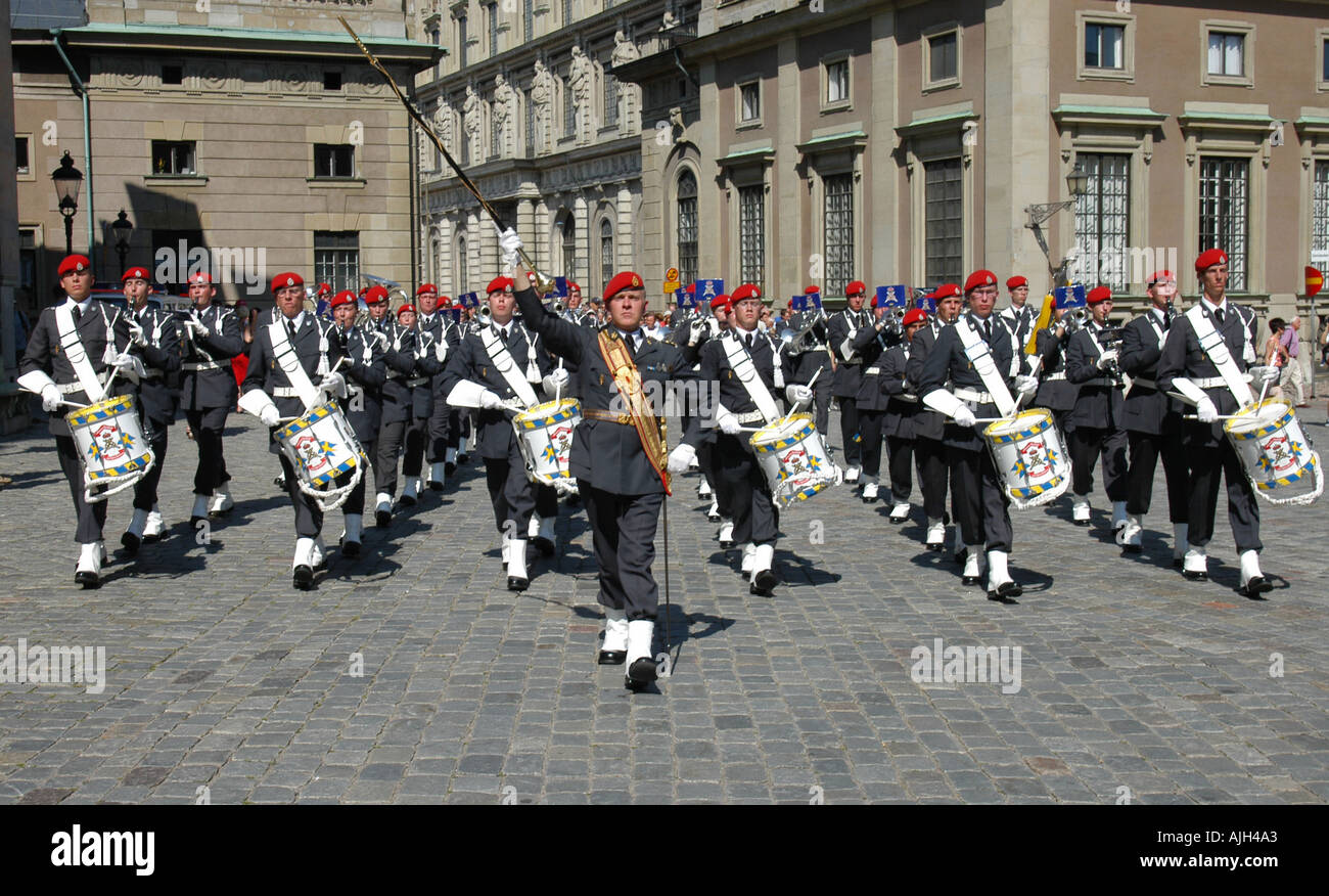 I tamburi della banda dell'esercito svedese con il Drum Major Eugen Qvarnström che marciavano verso il Palazzo reale di Stoccolma per il cambio delle guardie Foto Stock