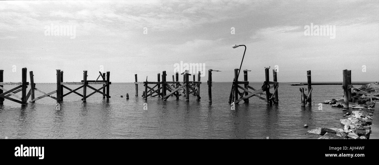 Post Katrina New Orleans. Pile rimanente dopo un pontile è stato lavato via sul lago Pontchartain. Foto Stock