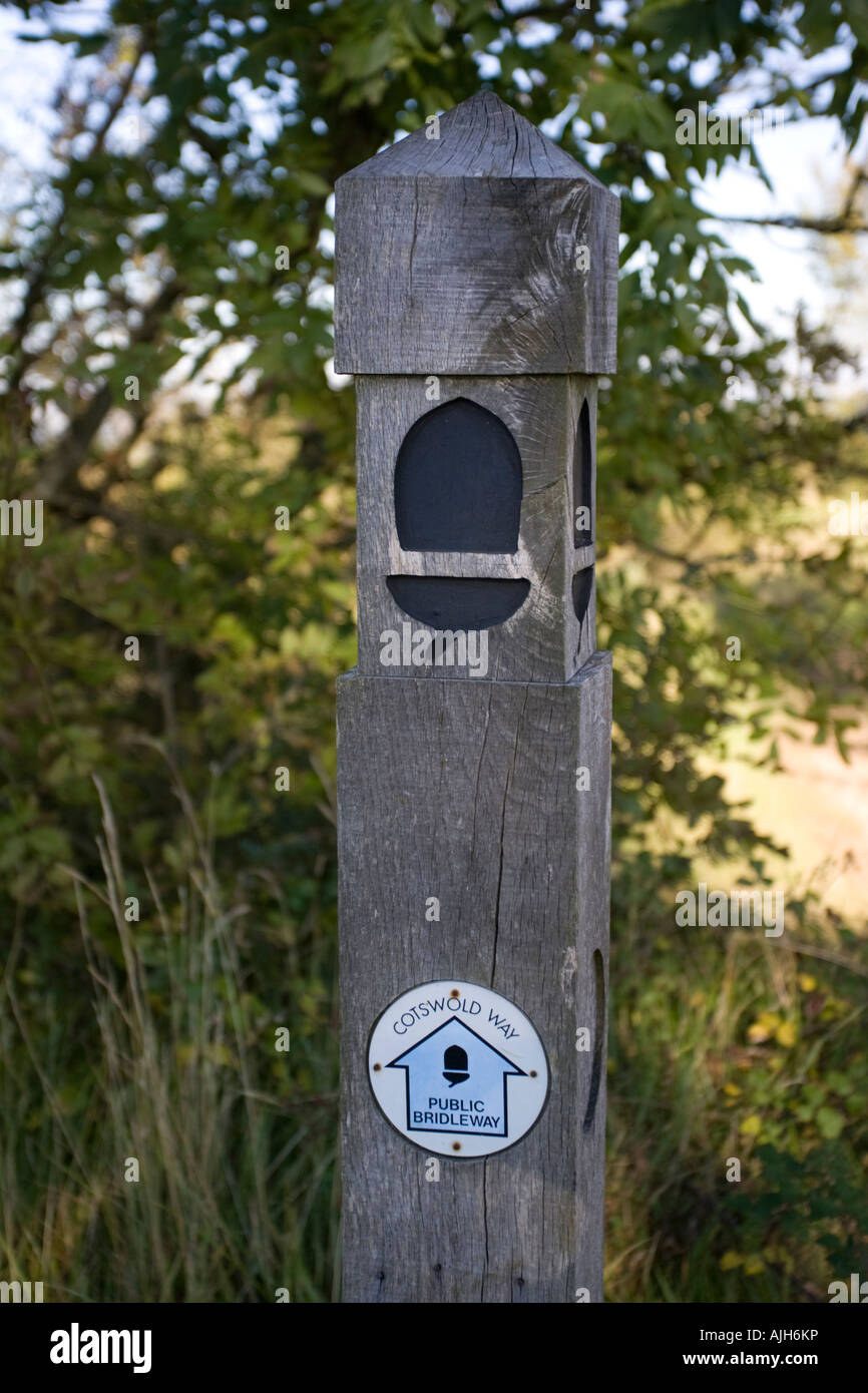 Segnavia segno bridleway pubblica e acorn marcatura national trail su oak post Cotswold modo Leckhampton Hill Costwolds REGNO UNITO Foto Stock