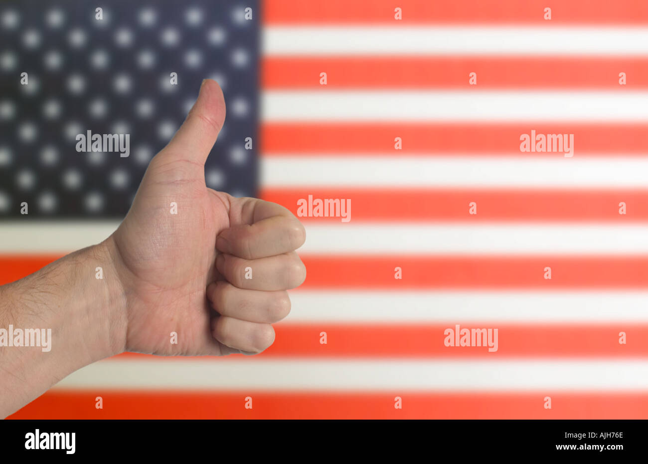 Thumbs up gesto a mano con le stelle e strisce di bandiera in background Foto Stock