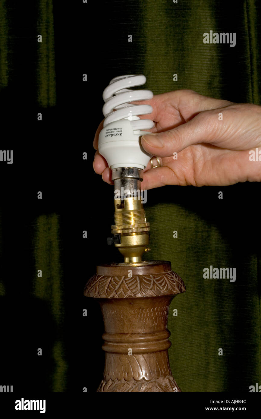 Efficienza energetica eco a spirale lampada essendo montata nel portalampada REGNO UNITO Foto Stock