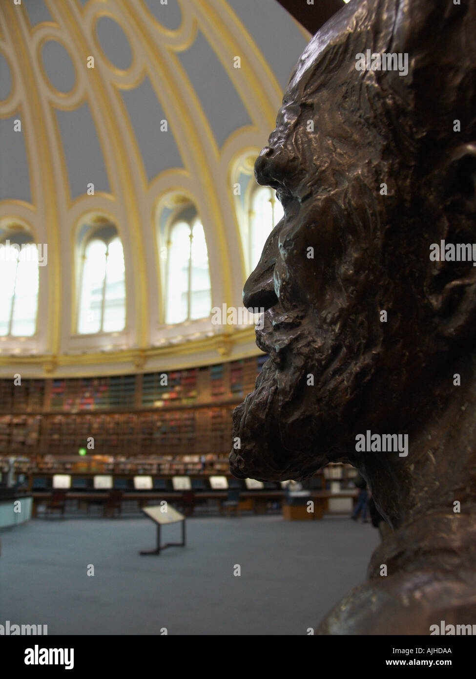 Statua di bronzo di George Bernard Shaw in sala di lettura presso il British Museum di Londra Inghilterra REGNO UNITO Foto Stock