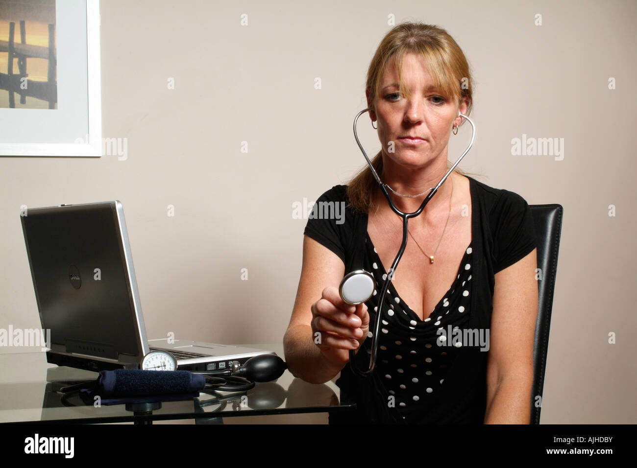 Donna medico in un intervento chirurgico tenendo uno stetoscopio Foto Stock